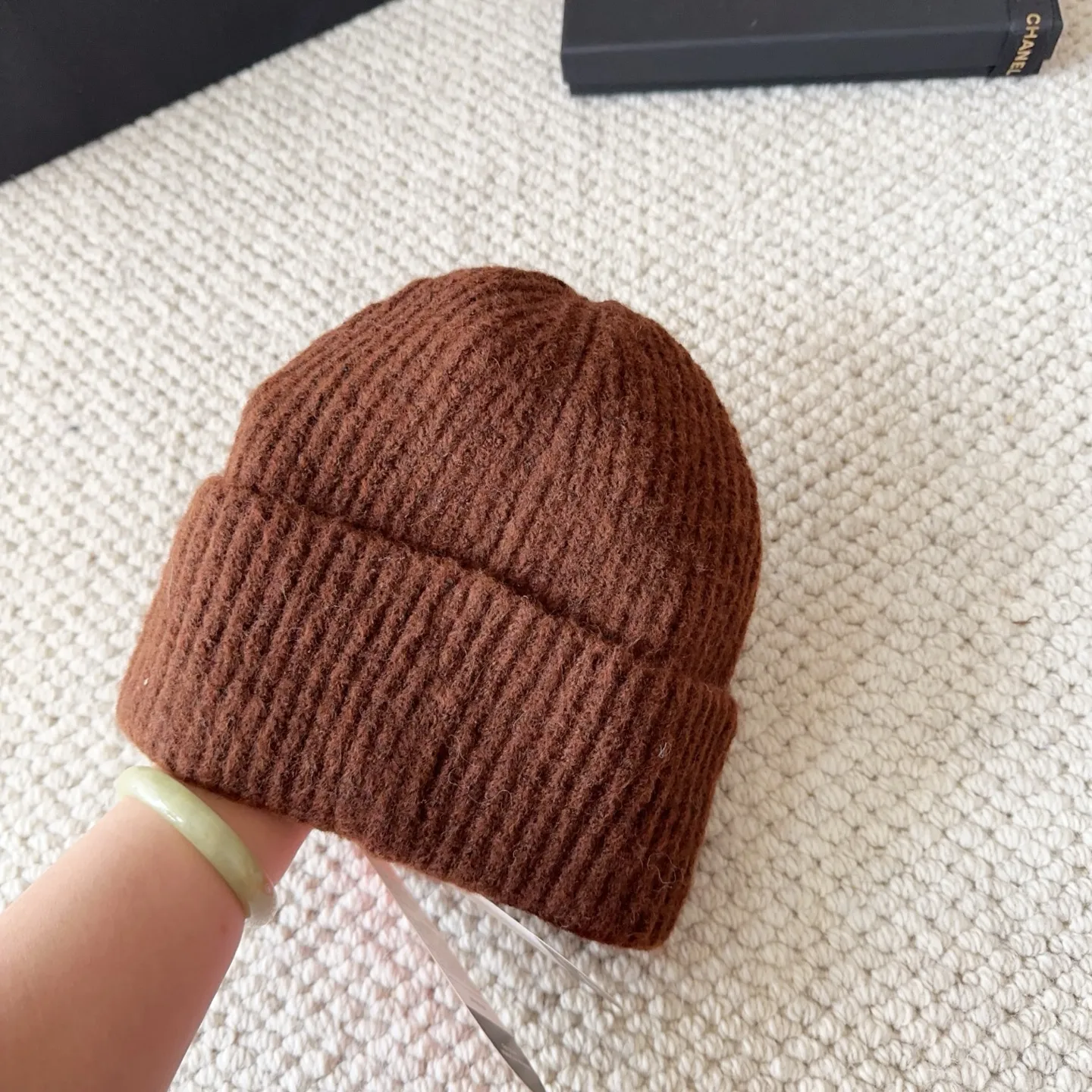 💰60 CANADA GOOSE Canada Goose winter warm cashmere cold hat. Rabbit wool material, thick feel, not easy to deform. Fashionable and versatile couple hat, imported embroidery logo, cashmere cotton yarn, sold in high quality three colors. Head circumference: 55-58cm available